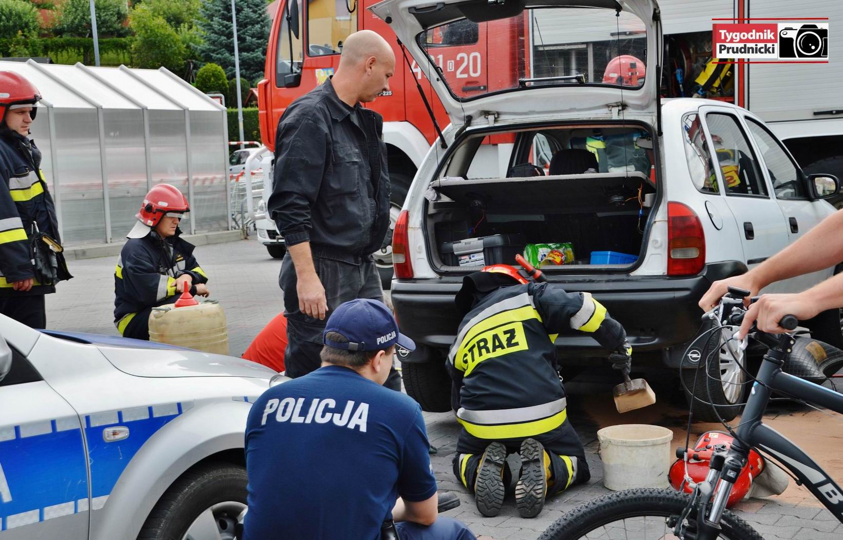 Policja i straż pożarna przed Kauflandem
