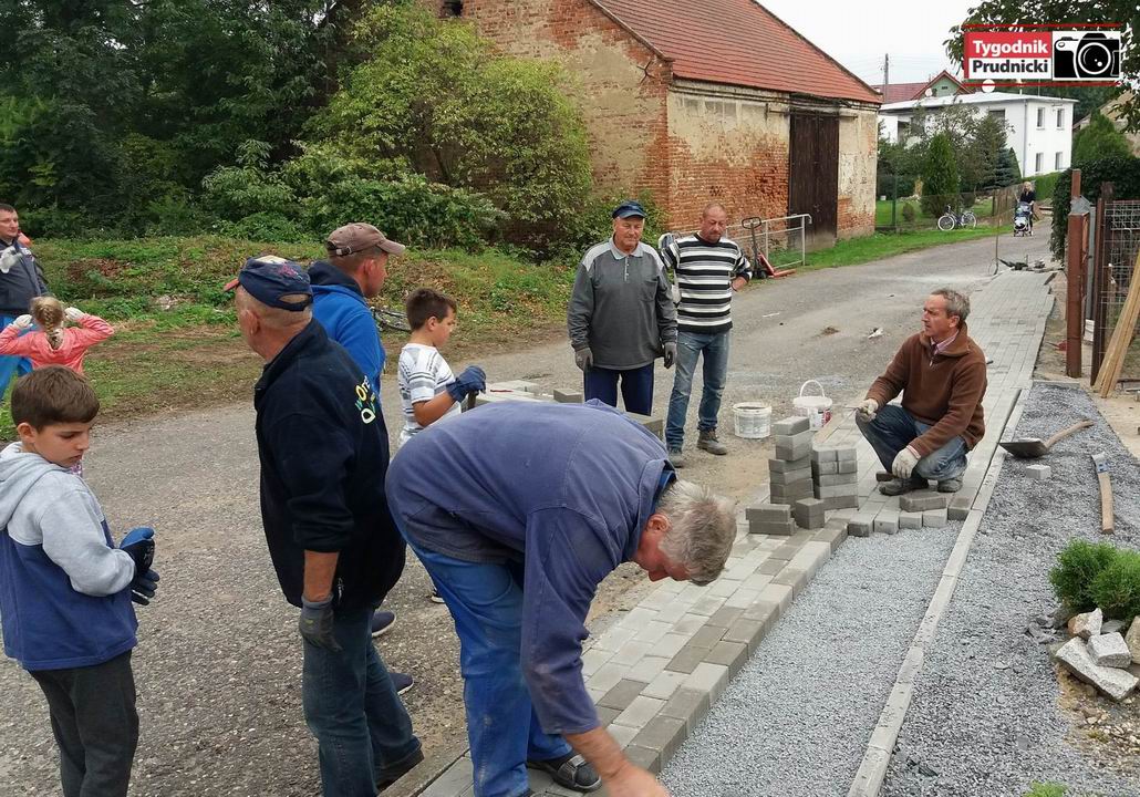 Olbrachcice: Mieszkańcy sami zrobili chodnik