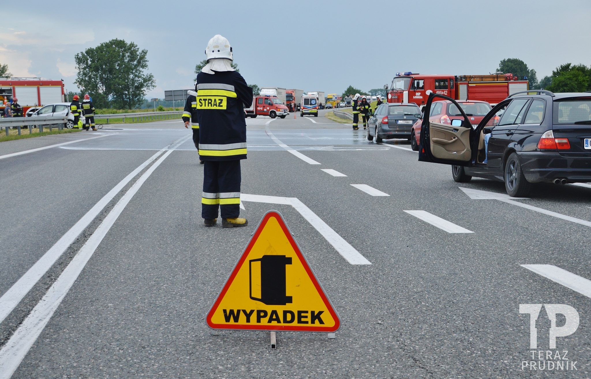 Zderzenie samochodu osobowego z koparką . Utrudnienia na drodze Prudnik – Głuchołazy