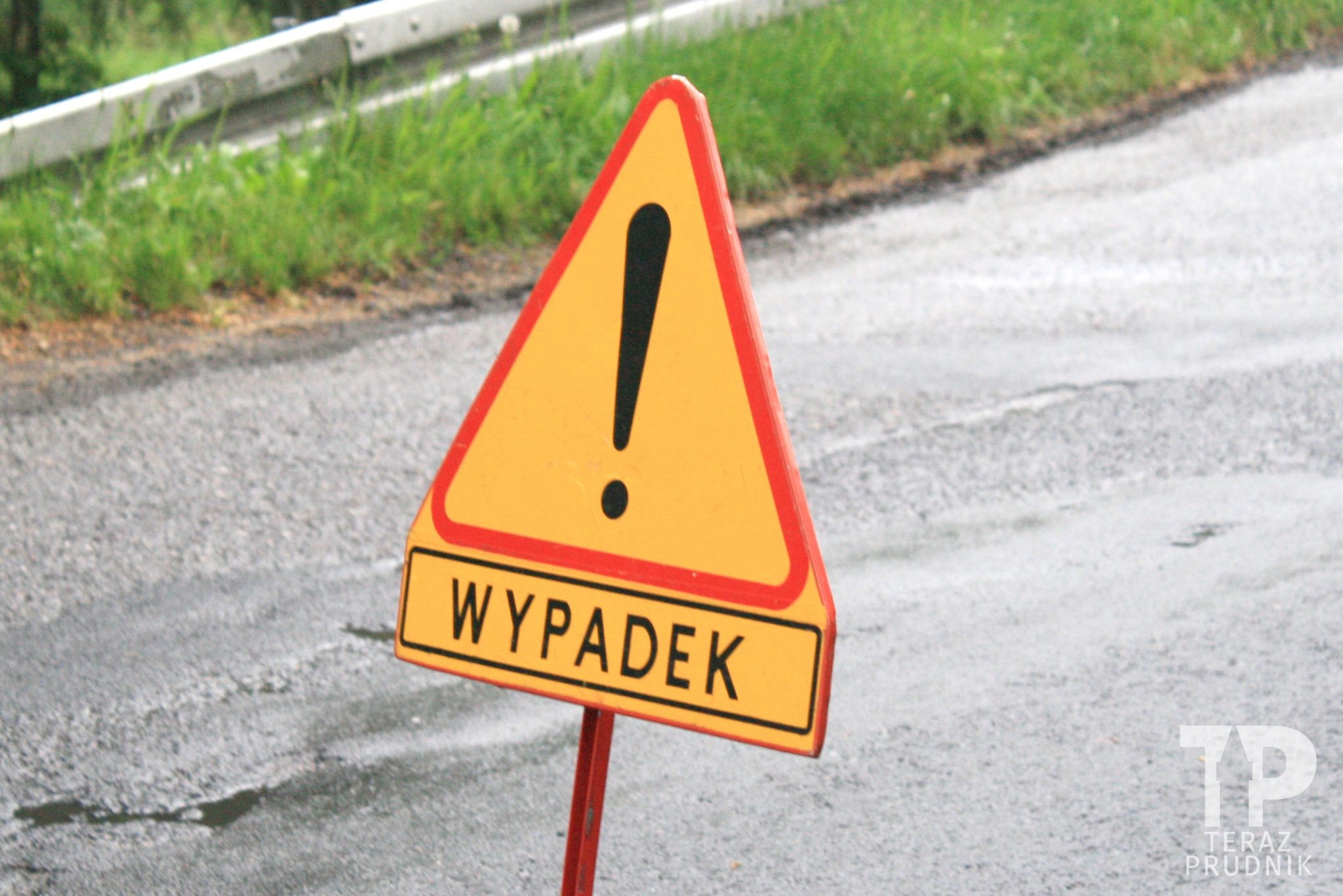 Uwaga! Śliskie drogi, zdarzenia drogowe w Biedrzychowicach i Białej