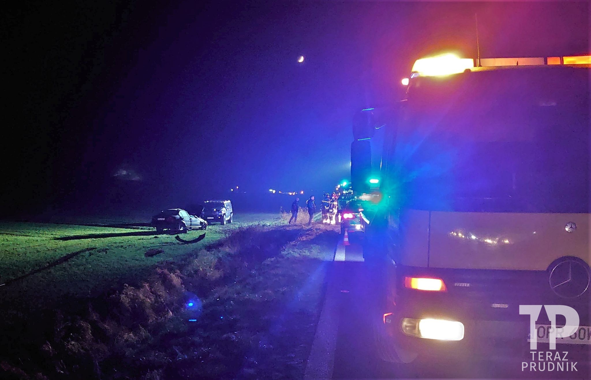 BMW wypadło z drogi i dachowało