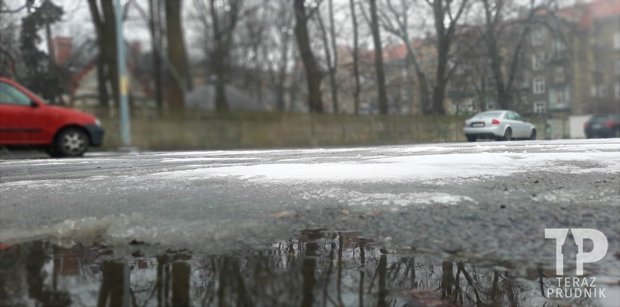 Uwaga! Ciężkie warunki na drogach. Pierwsze samochody w rowach