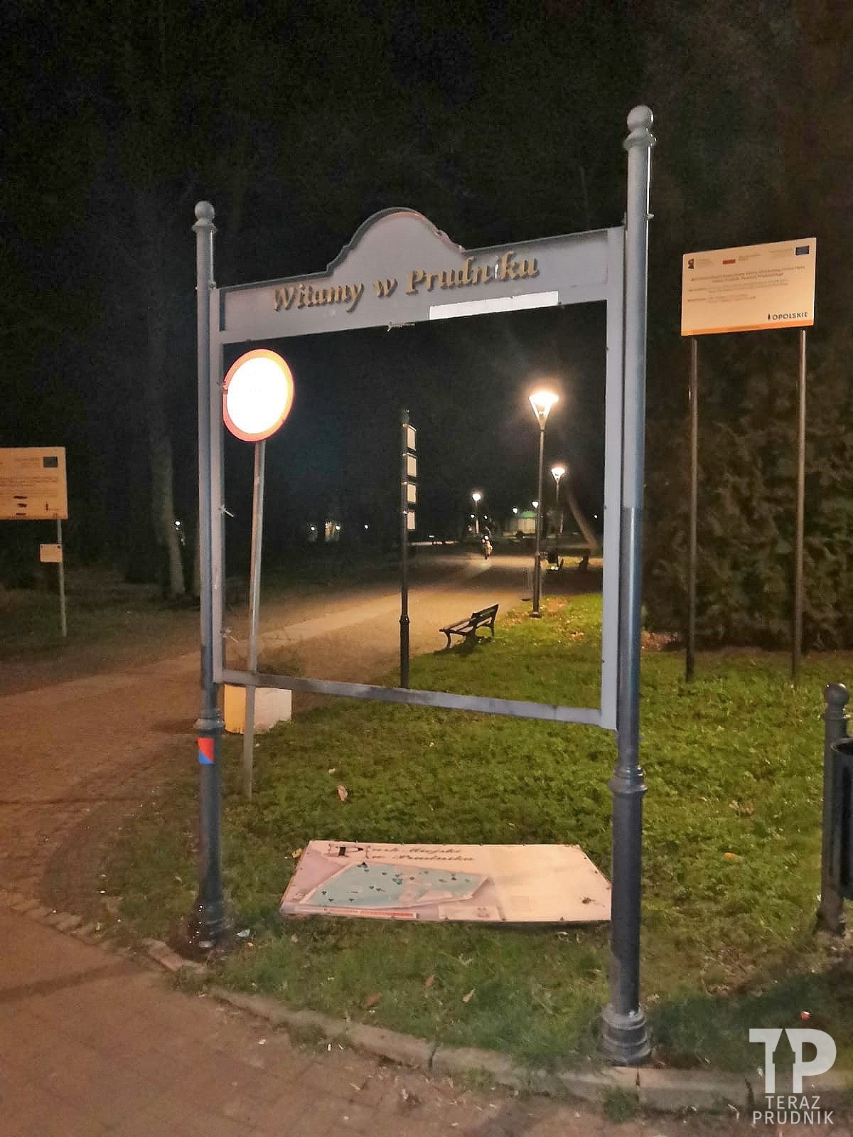Znów zniszczona tablica z mapą parku