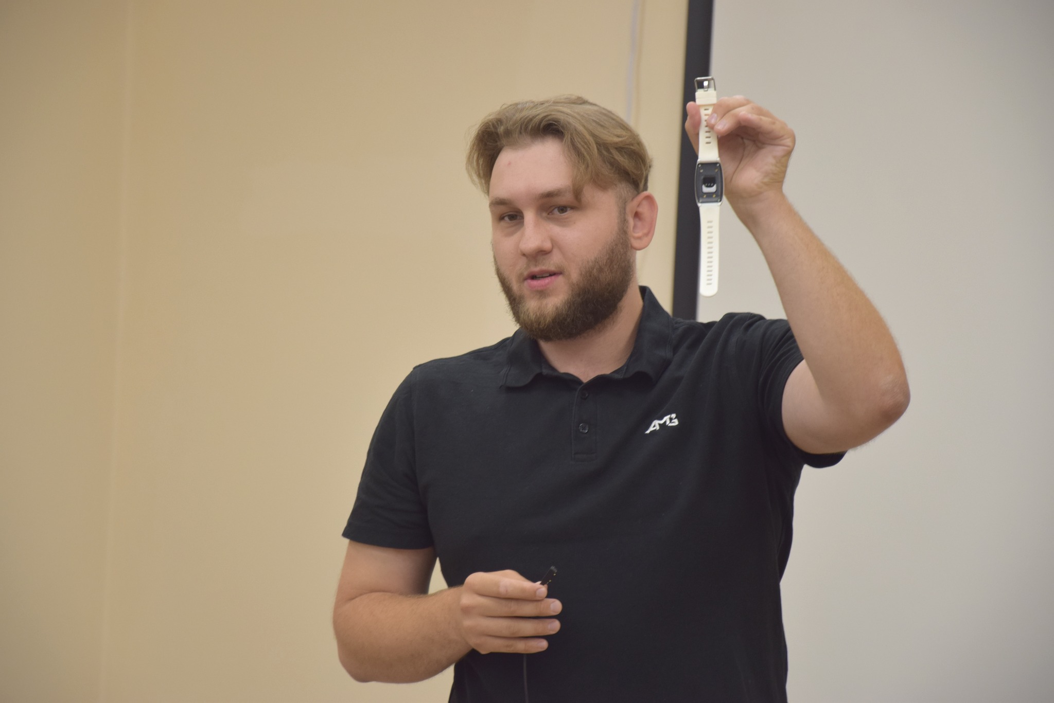 Seniorzy otrzymali opaski bezpieczeństwa