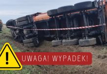 Uwaga! Ciężarówka zjechała do rowu i przewróciła się